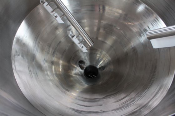 内置在线乳化机的 AZO 真空夹套加工罐