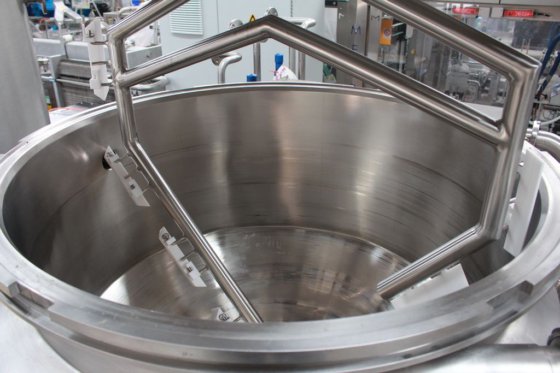 内置在线乳化机的 AZO 真空夹套加工罐