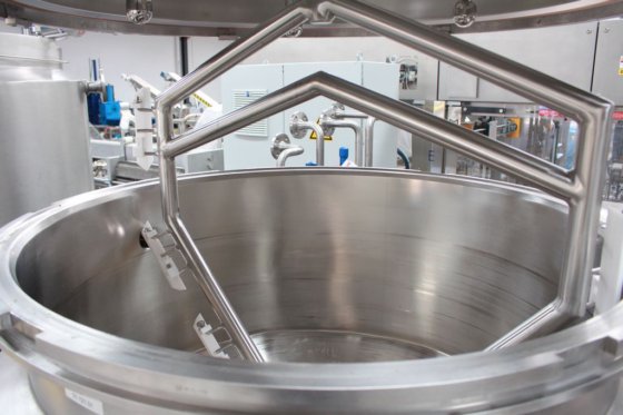 内置在线乳化机的 AZO 真空夹套加工罐