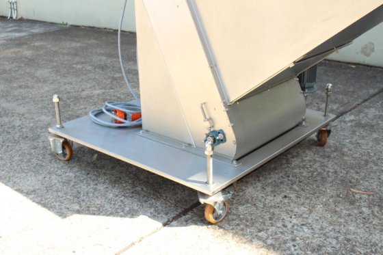 装在不锈钢框架内的博尼诺带式提升机