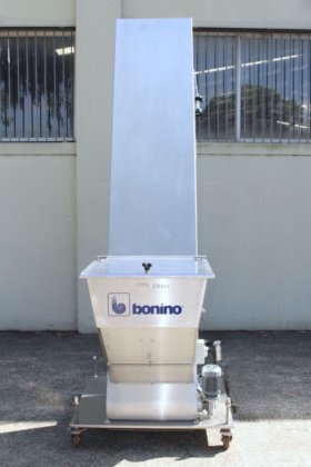 装在不锈钢框架内的博尼诺带式提升机