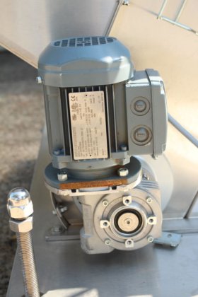 装在不锈钢框架内的博尼诺带式提升机