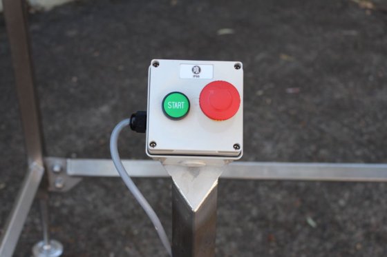 不锈钢框架上的防滑皮带升降机