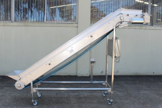 不锈钢框架上的防滑皮带升降机