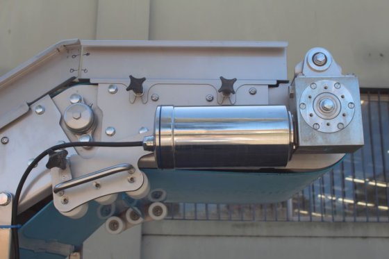 不锈钢框架上的防滑皮带升降机