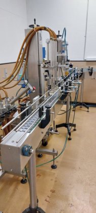 フローフィル、コンパクトな液体充填、キャッピング、ラベリングライン