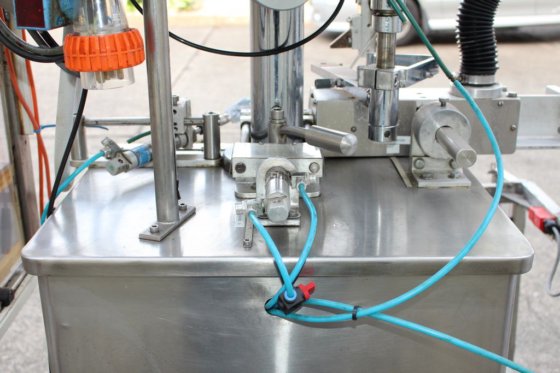 Inil 直列式自动螺旋封盖机带升降装置