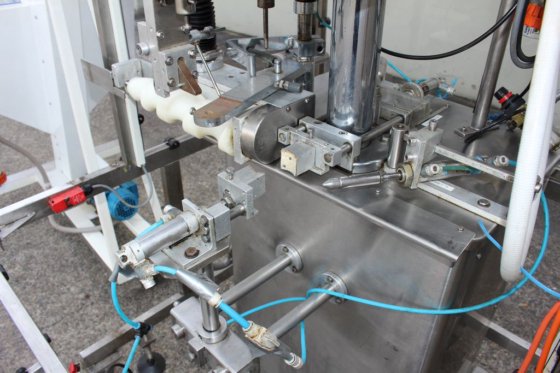 Inil 直列式自动螺旋封盖机带升降装置