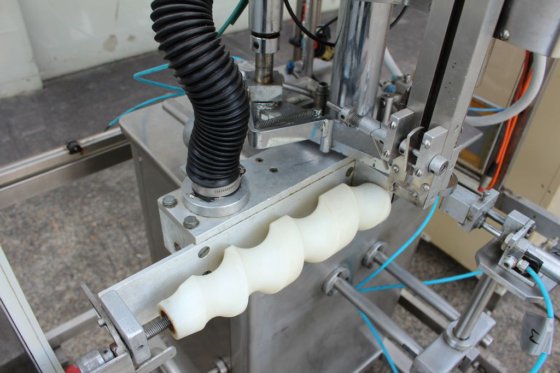 Inil 直列式自动螺旋封盖机带升降装置