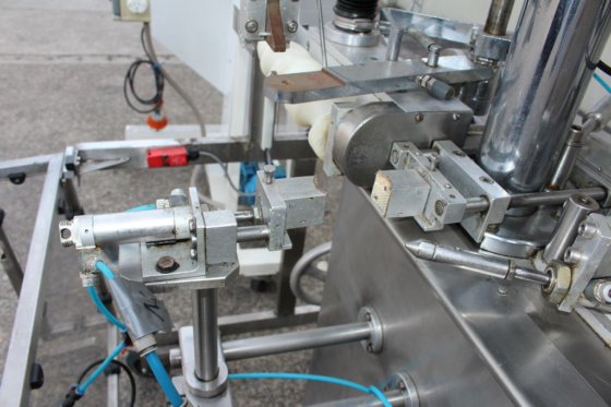 Inil 直列式自动螺旋封盖机带升降装置