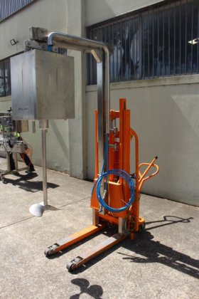 移动升降小车上的 Lightnin 气动液体搅拌机