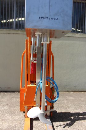 移動式リフト台車上のライトニン空気圧式液体ミキサー