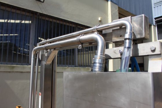 移动升降小车上的 Lightnin 气动液体搅拌机