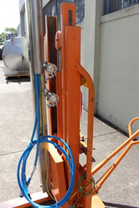 移动升降小车上的 Lightnin 气动液体搅拌机