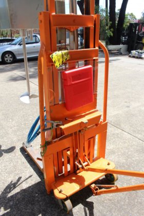 移動式リフト台車上のライトニン空気圧式液体ミキサー