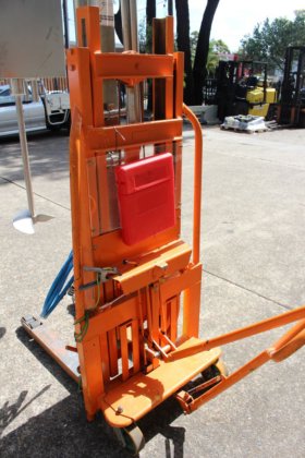 移动升降小车上的 Lightnin 气动液体搅拌机