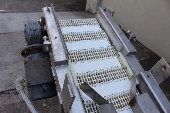 格里尔加热和控制输送机