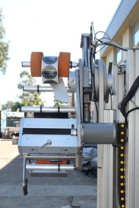 Tronics 高架贴标机