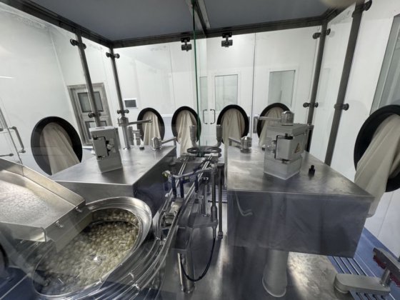 Dara 半自动层流式静脉输液袋灌装和封口机