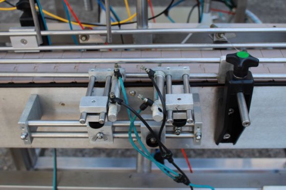 コンベアシステム付きピストンフィラー