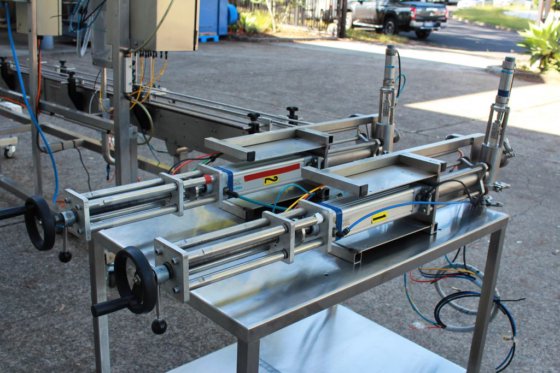 コンベアシステム付きピストンフィラー