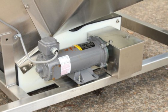 不锈钢框架内的带式提升机