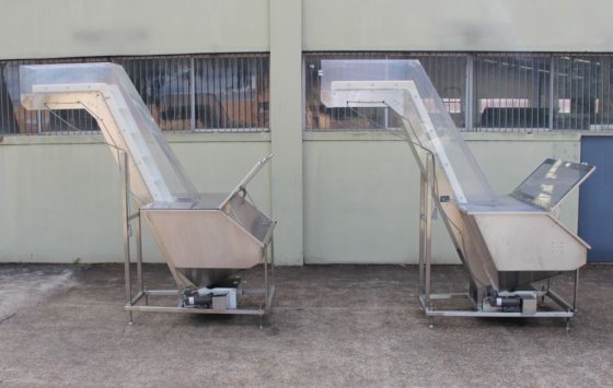 不锈钢框架内的带式提升机