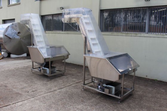 不锈钢框架内的带式提升机