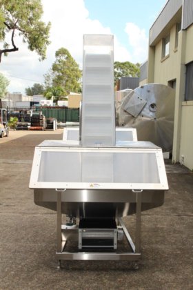 不锈钢框架内的带式提升机