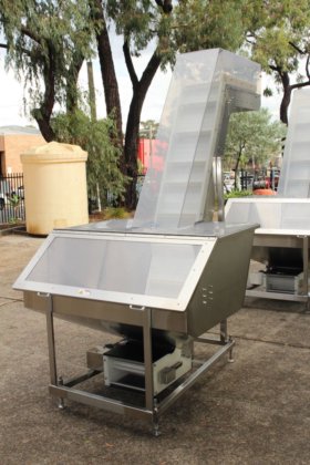 不锈钢框架内的带式提升机