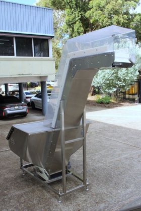 不锈钢框架内的带式提升机