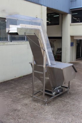 不锈钢框架内的带式提升机