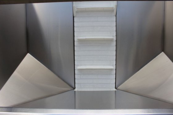 不锈钢框架内的带式提升机