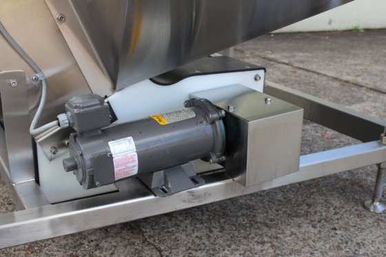 不锈钢框架内的带式提升机