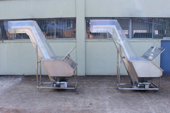 不锈钢框架内的带式提升机