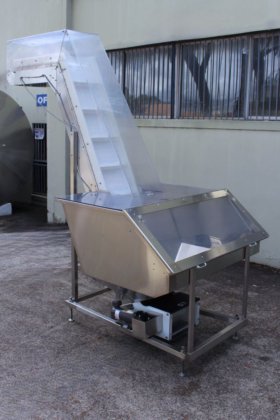 不锈钢框架内的带式提升机