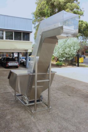 不锈钢框架内的带式提升机