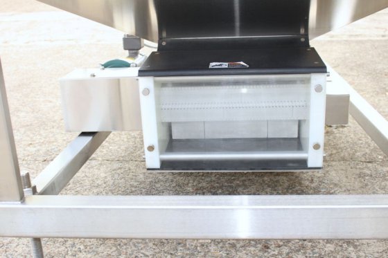 不锈钢框架内的带式提升机