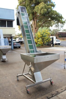 不锈钢框架上的防滑皮带升降机