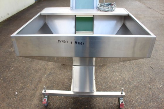 不锈钢框架上的防滑皮带升降机