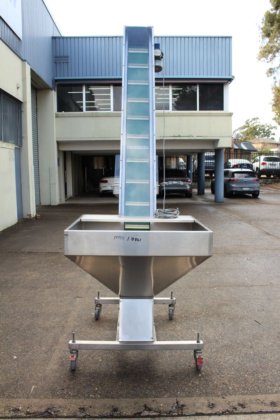 不锈钢框架上的防滑皮带升降机