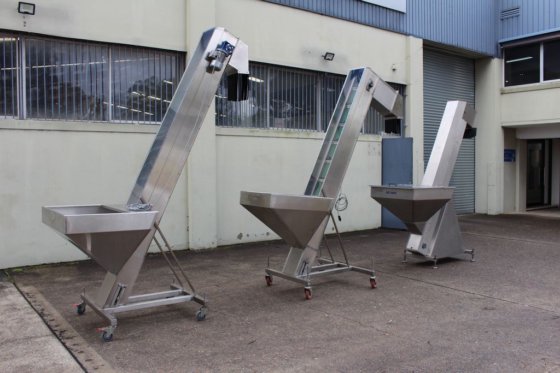 不锈钢框架上的防滑皮带升降机