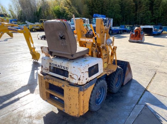 コマツ SK04