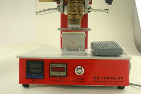 广州工厂生产食品、化妆品、药品用气动旋转台式生产日期和保质期打码机