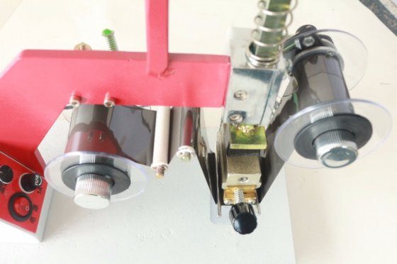 广州工厂生产的高质量平式手动压花封口批次有效期色带打码印刷机，用于瓶子日期编码