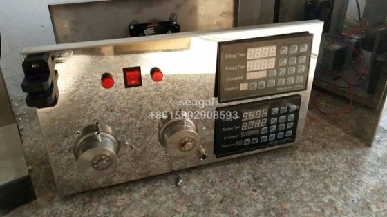 半自动双头高精度磁力泵灌装机，用于软饮料、香水、油、饮料、化妆品液体灌装