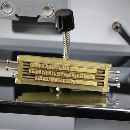 用于皮革、塑料和纸张的立式气动通用日期、编号和商标冲压机