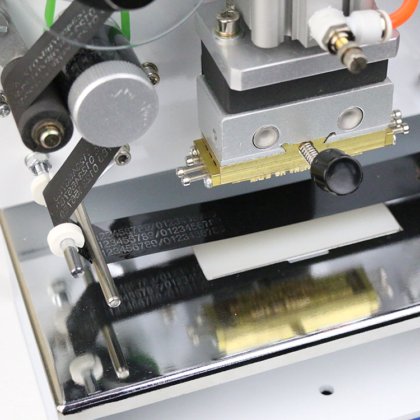 用于皮革、塑料和纸张的立式气动通用日期、编号和商标冲压机