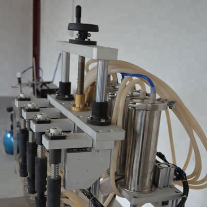 四头半自动真空香水瓶灌装机