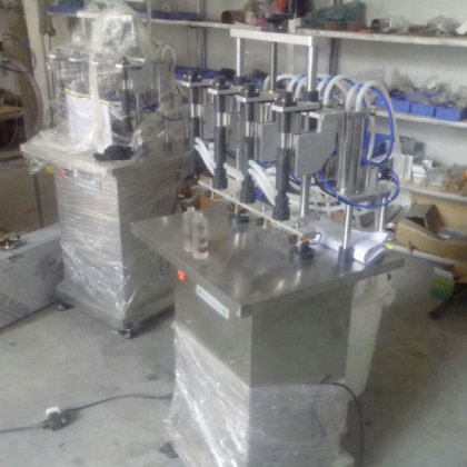 四头半自动真空香水瓶灌装机